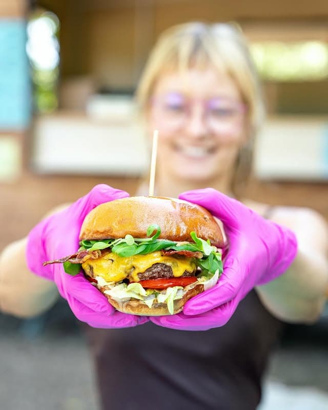 Irgumburger burger a Nomád Bár food truckjánál