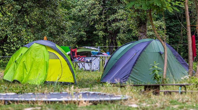 Sátrak és faházak a Nomád Bár kempingben, Nagymaros