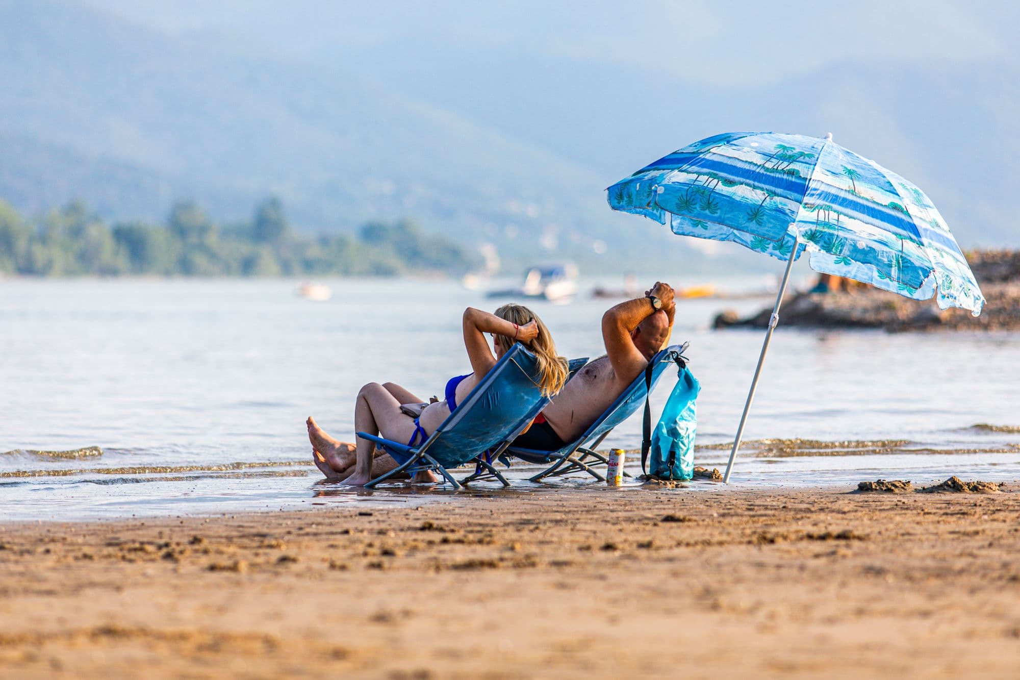 Homokos strand és napernyők a Dunán a Nomád Bárban